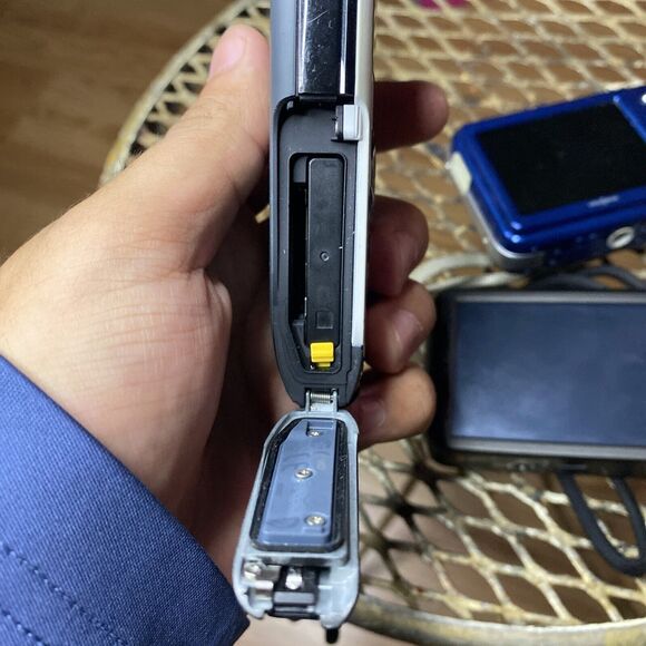 Digital Cameras LOT 3 Kodak ZX3 Insignia NS-DSC1112 Kodak V1253 For Parts Repair - Picture 13 of 14